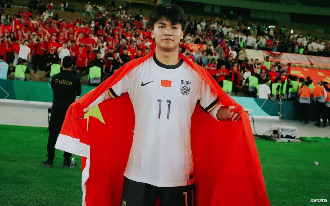 蒯纪闻社媒分享晋级决赛的图片，黄博文回复：真棒